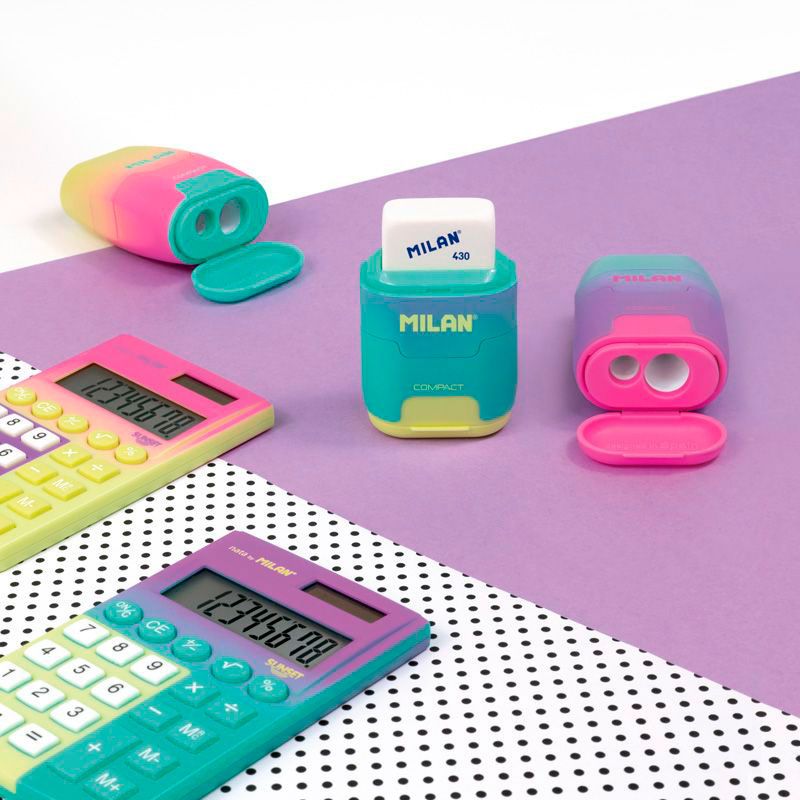 ممحاة مع مبراة على البطاقة